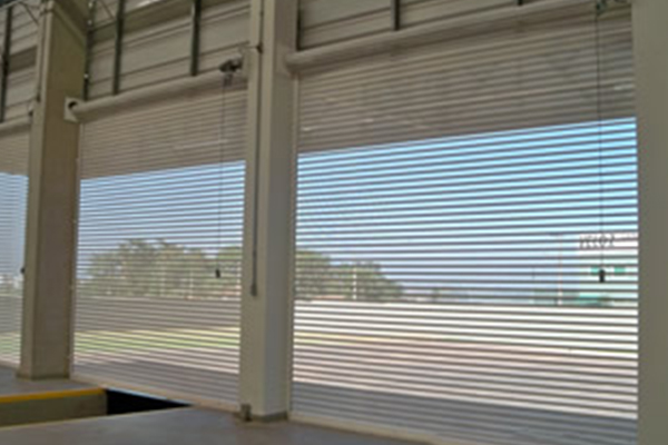 Portas de aço brancas em área industrial