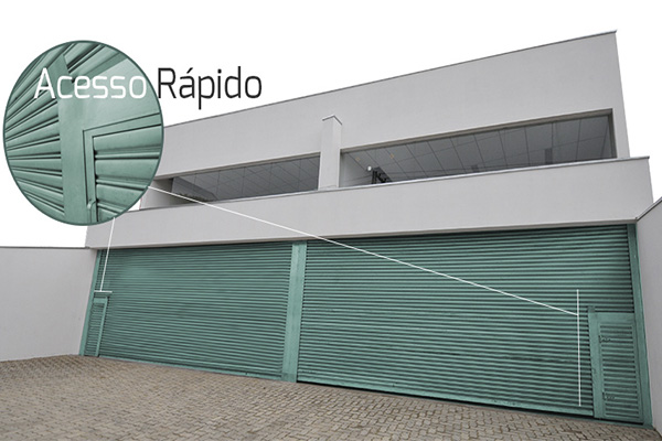 Porta de aço verde em fachada ampla