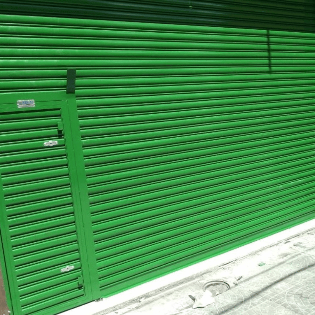 Porta de aço verde com portinhola